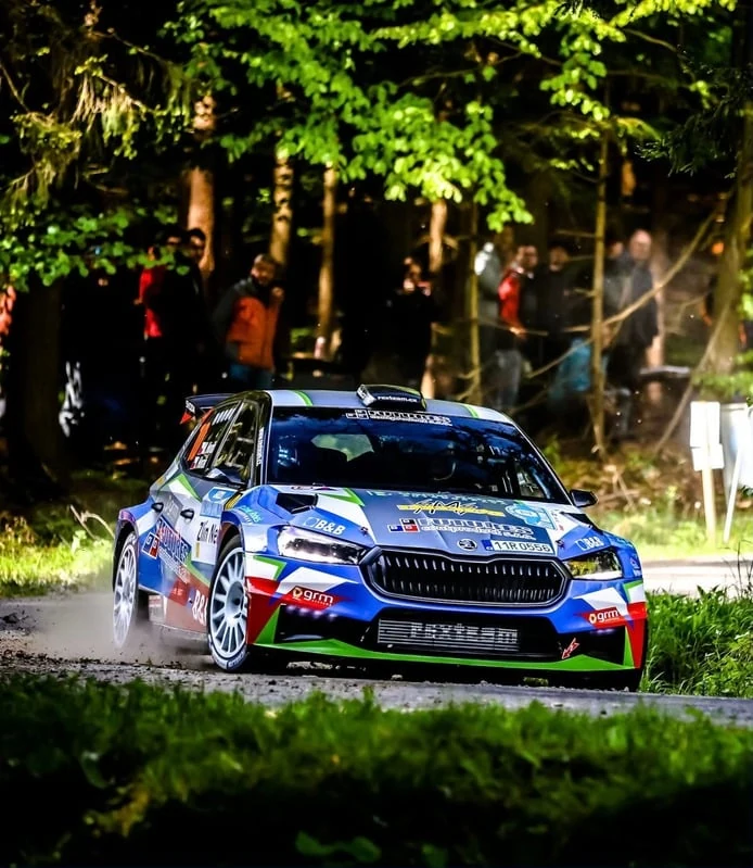 Rallyový vůz ŠKODA během soutěžní rychlostní zkoušky